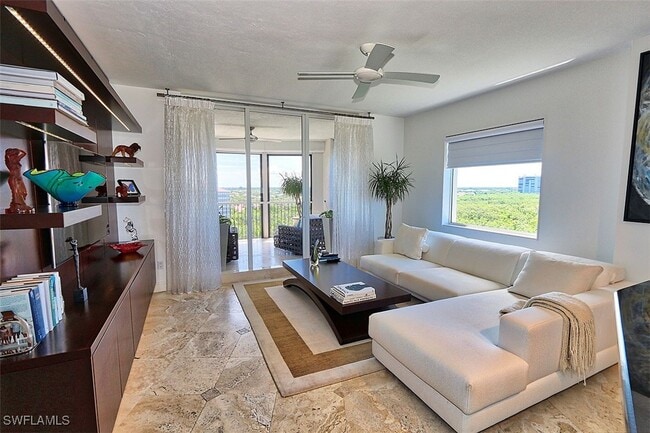 Foto del edificio - 8665 Bay Colony Dr
