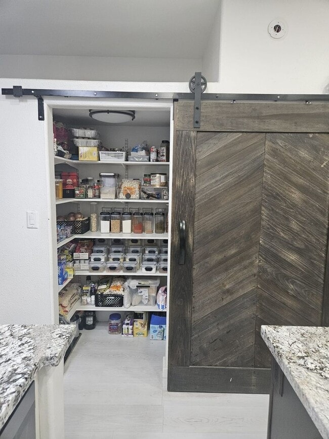 Foto del edificio - 1350 S Greenfield Rd