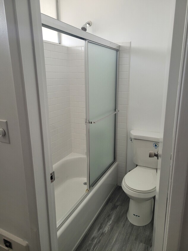 Bathroom - 609 De la Vina St