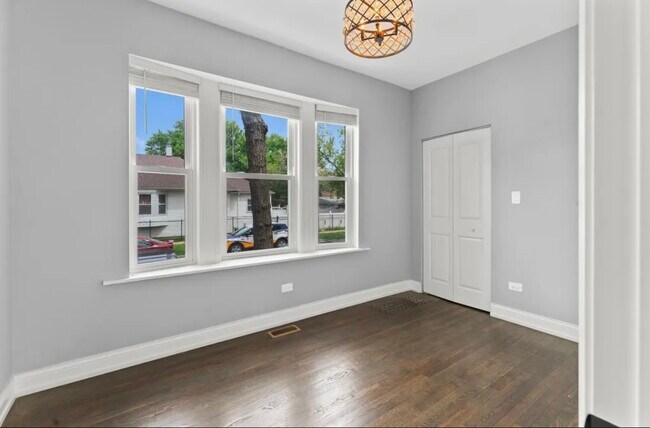 Foto del edificio - 1059 N Mayfield Ave