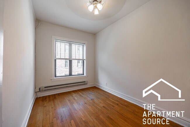 Building Photo - 624 W Cornelia Ave