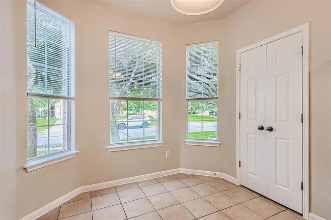 Building Photo - 18525 Blue Pond Dr