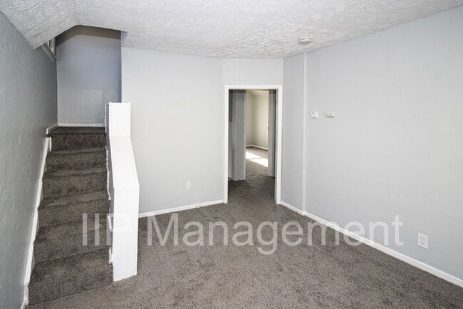 Building Photo - 2 BEDROOM/1 BATH REMODELED UPSTAIRS UNIT