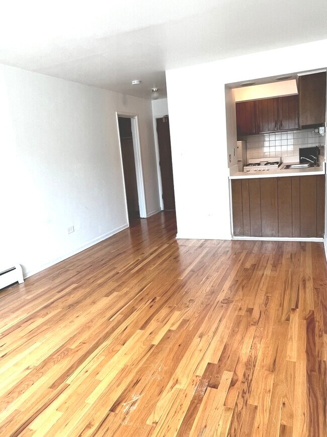 Building Photo - 510 W Fullerton Pkwy