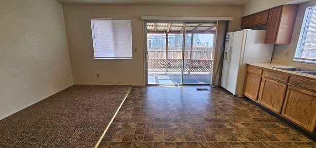 Building Photo - Single Story 3 Bedroom, 2 Bath, 2 Car Garage, Desirable Seeliger Neighborhood