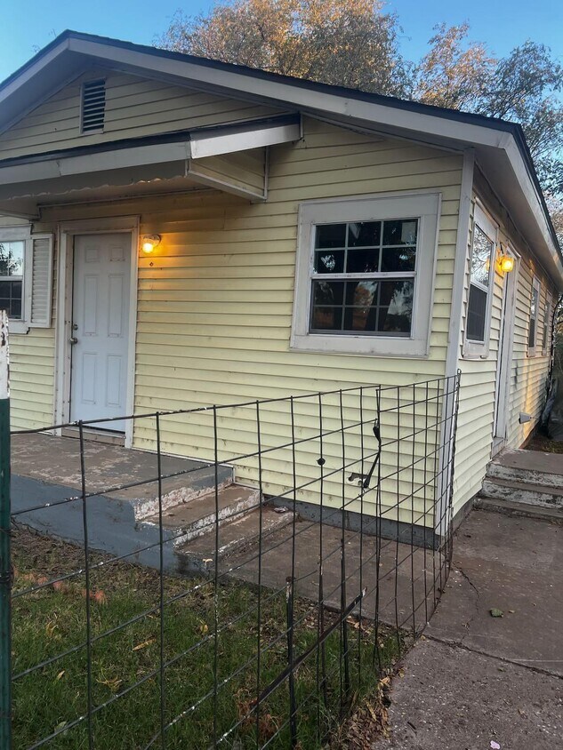 Primary Photo - 2710 E 3rd St