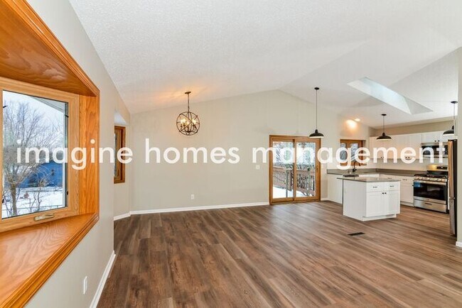 Building Photo - Gorgeous Updated Home in Eagan!