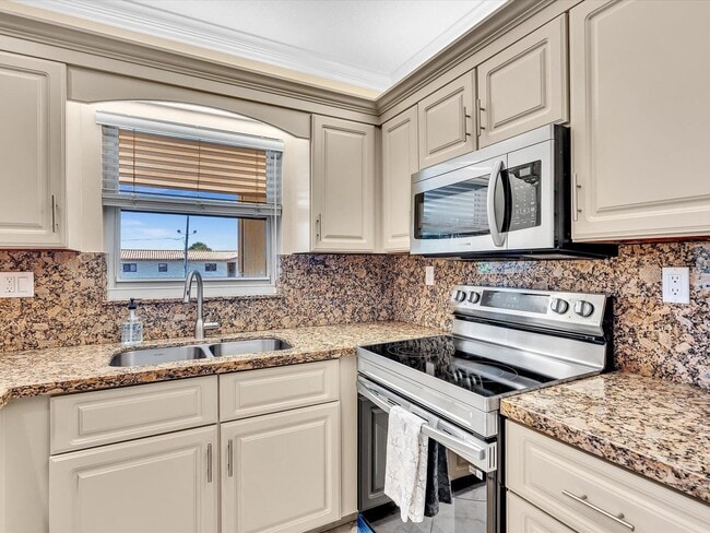 Building Photo - 333 SE 20th Ave