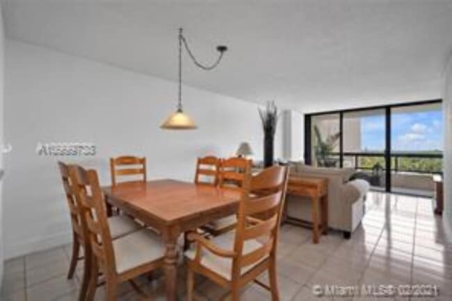 Building Photo - 2555 Collins Ave