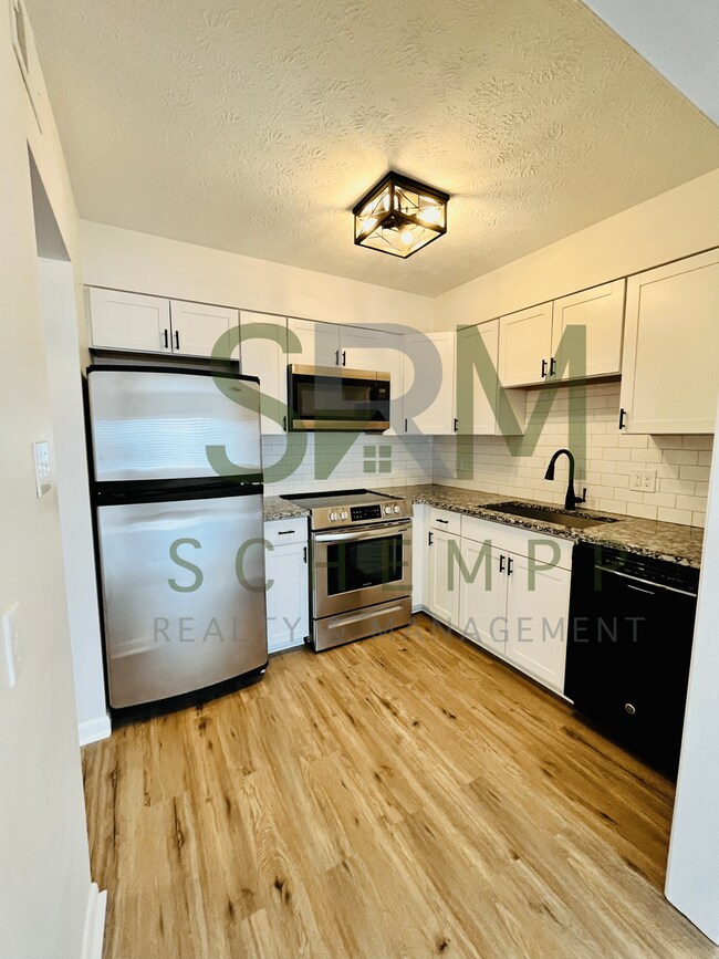 Foto del edificio - Remodeled one bedroom condo off Gardiner Lane with laundry and pool access!