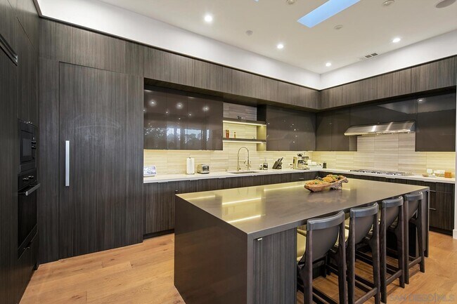 Foto del edificio - 6151 La Pintura Dr