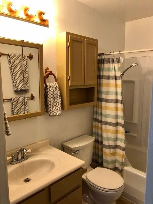 Building Photo - 3 bedroom home in Spring Creek with a garage