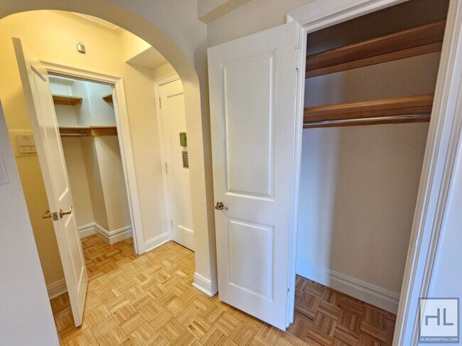 Foto del edificio - Studio in West Village | 9th Floor, Full-Service Building