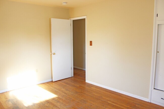 Building Photo - 801 Skyline Dr