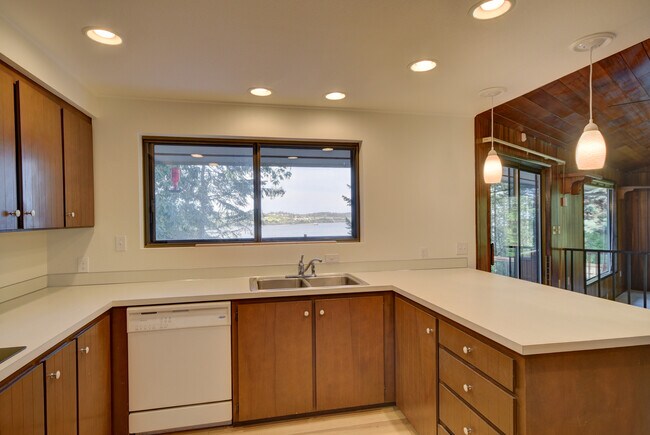 Foto del edificio - 2 Bed+ 2 Bath Home With Water View