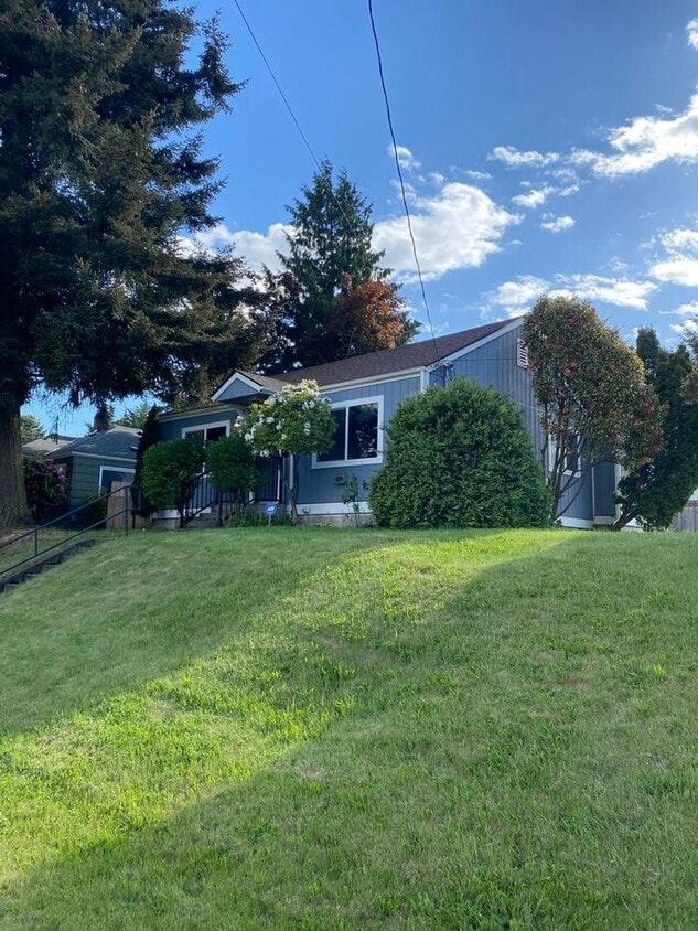 Primary Photo - Fully renovated 3 Bedroom 1 Bath Home.