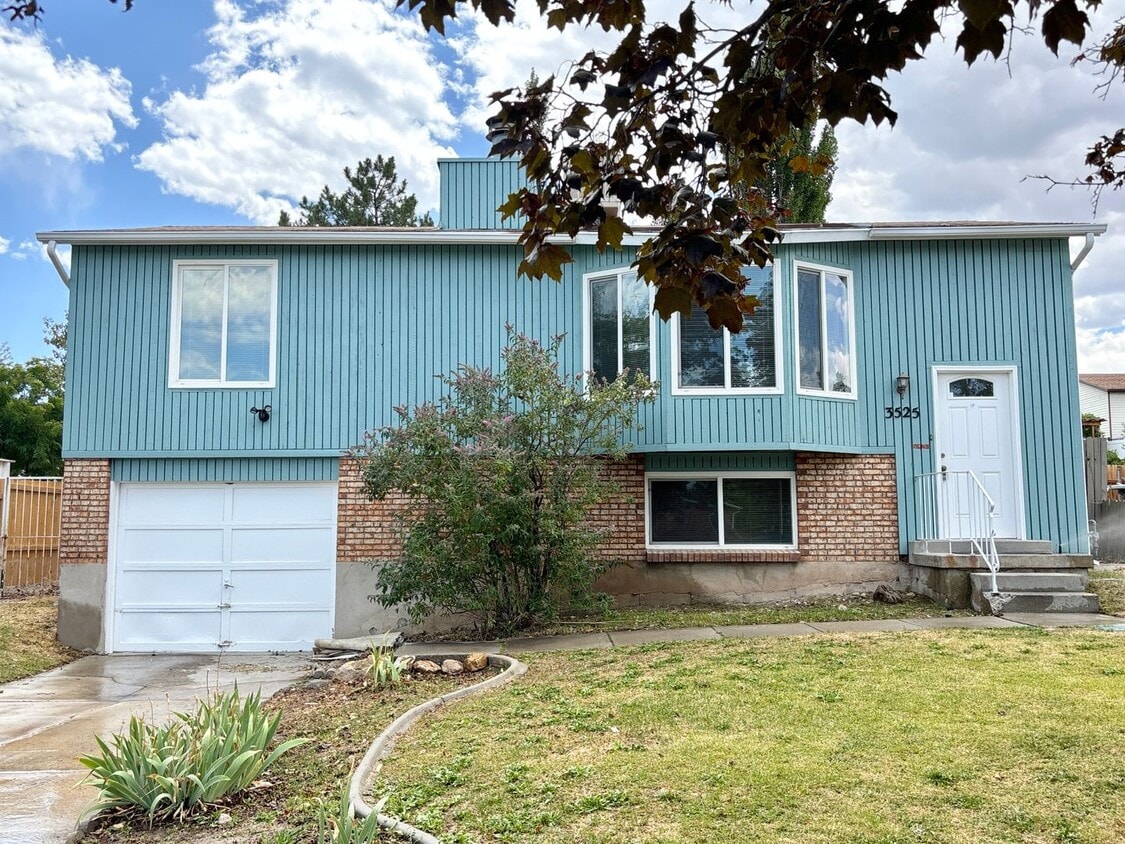 Primary Photo - Awesome Split Entry with New Paint & Floor...