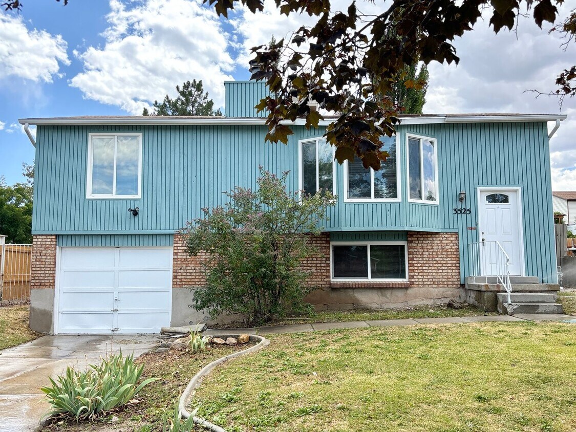 Awesome Split Entry with New Paint & Floor... - Awesome Split Entry with New Paint & Floor...