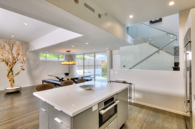 Building Photo - 842 Amoroso Pl