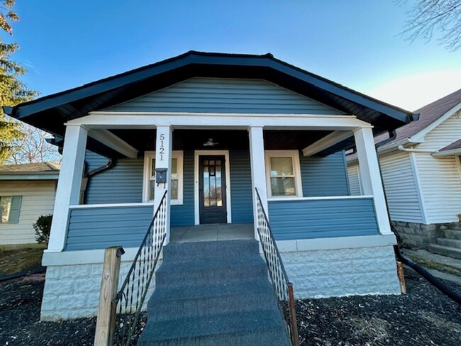 Building Photo - Charming 2 bedroom home, close to downtown...