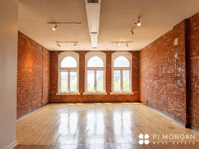 Building Photo - 1110d