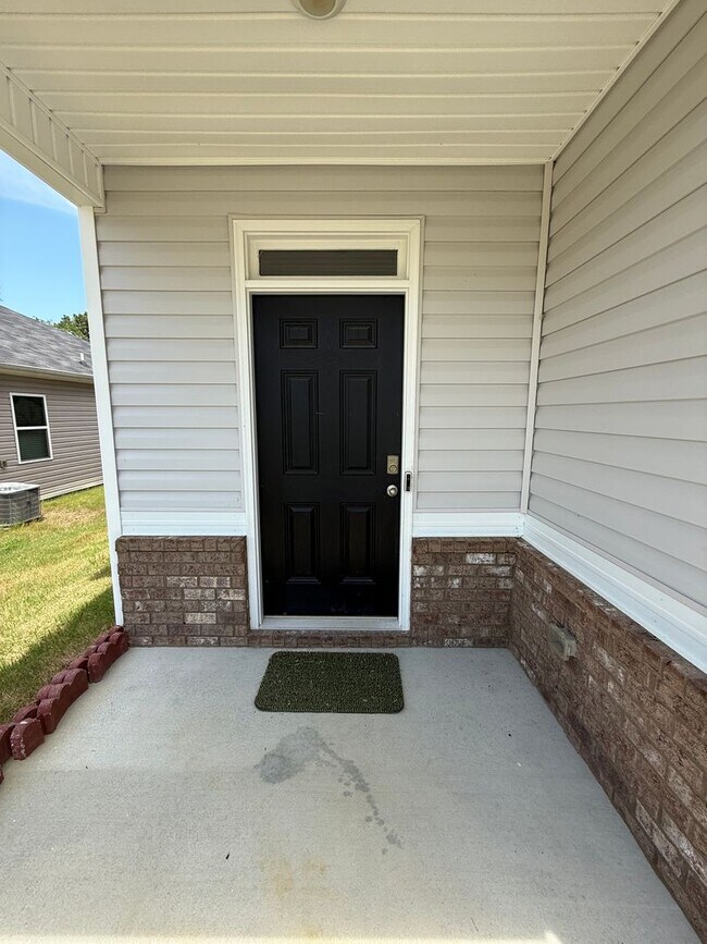 Building Photo - Open concept 4 bed, 2.5 bath home with fen...