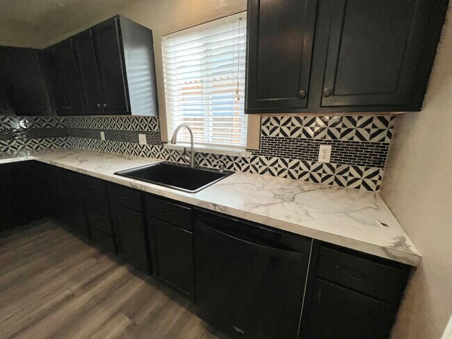 Building Photo - 1731 Beverly Ave