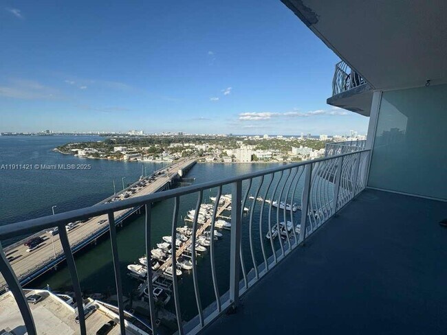 Foto del edificio - 7601 E Treasure Dr