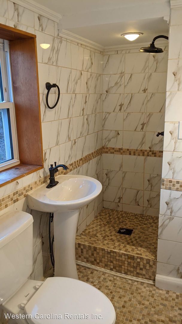 Building Photo - 2 br, 1 bath House - 61 S Country Club - A...