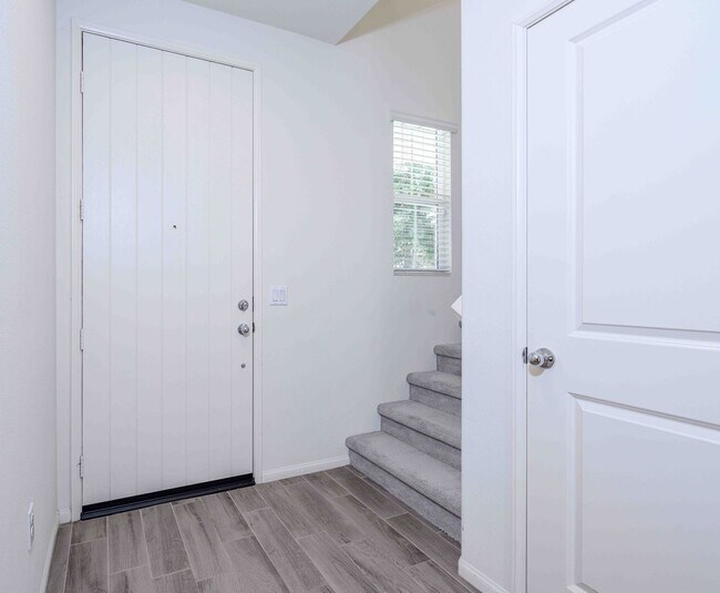 Building Photo - Spacious Irvine 3 Bedroom with Amenities