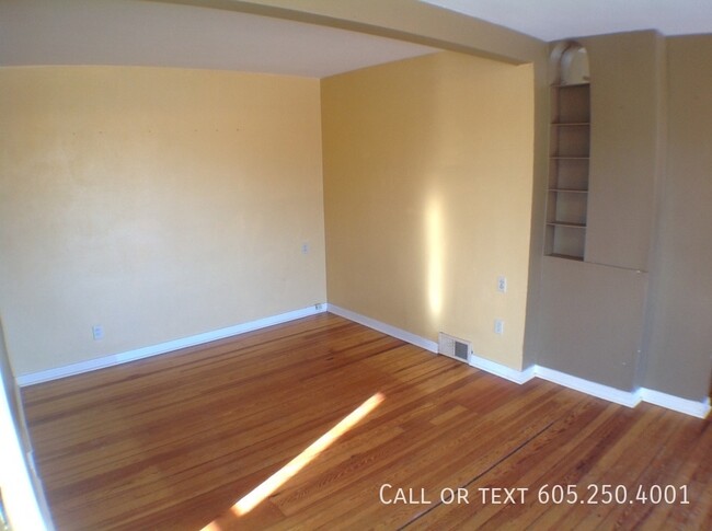 Building Photo - 3 Bedroom Acreage in Southeast Sioux Falls