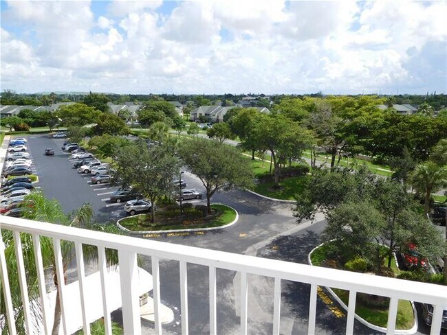 Building Photo - 3095 N Course Dr