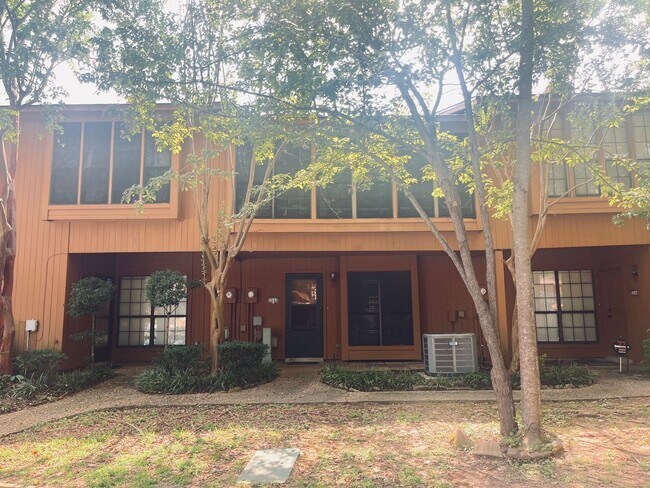 Building Photo - MOVE IN SPECIAL-$250 OFF FIRST MONTH'S REN...