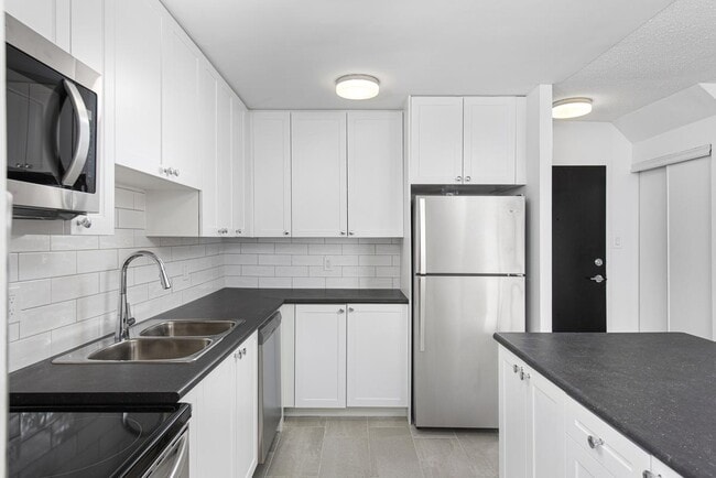 Building Photo - 7110 Darcel Ave