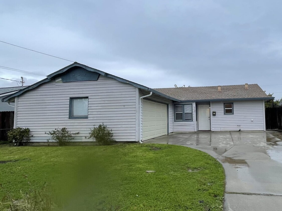 2137 Abbott Ave House Rental in Pittsburg, CA