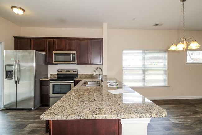 Building Photo - Great 3 Br/ 2 Bath Home off Broad River Ro...