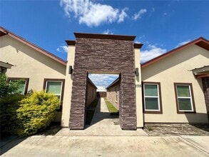 Building Photo - 11 Valeria St