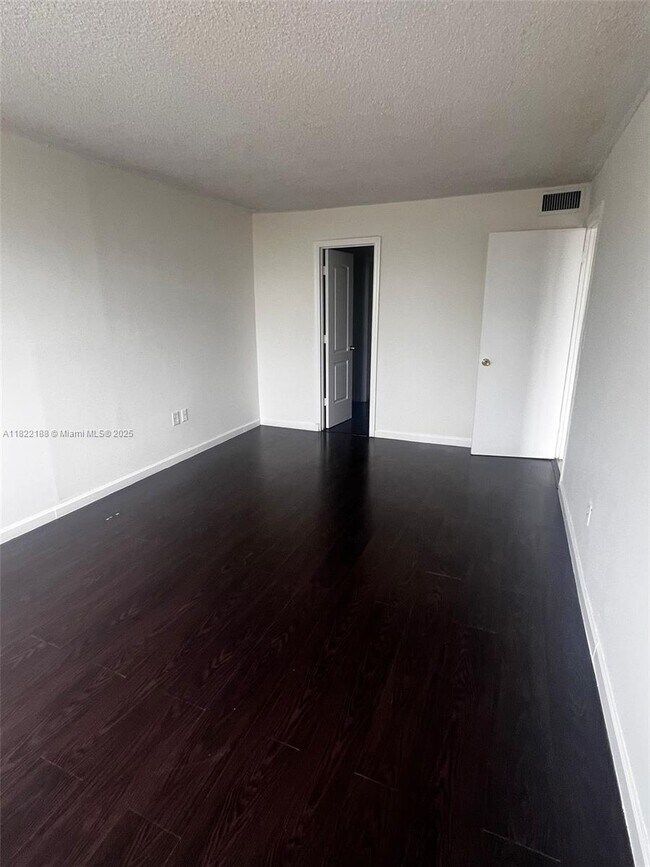 Foto del edificio - 498 NW 165th St