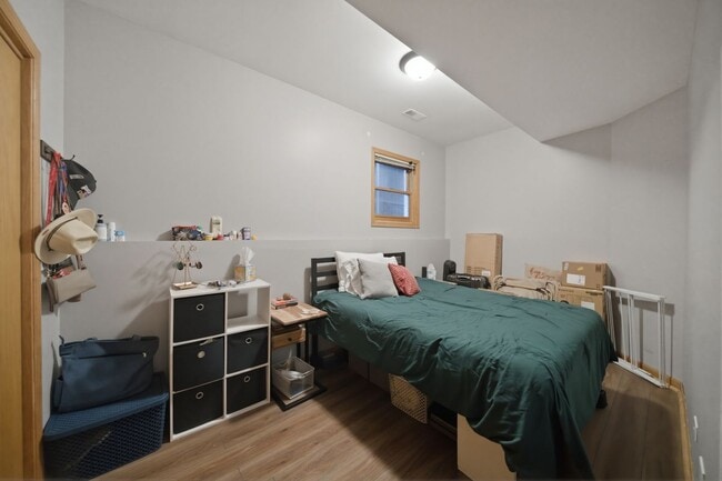 Building Photo - 844 N Wood St