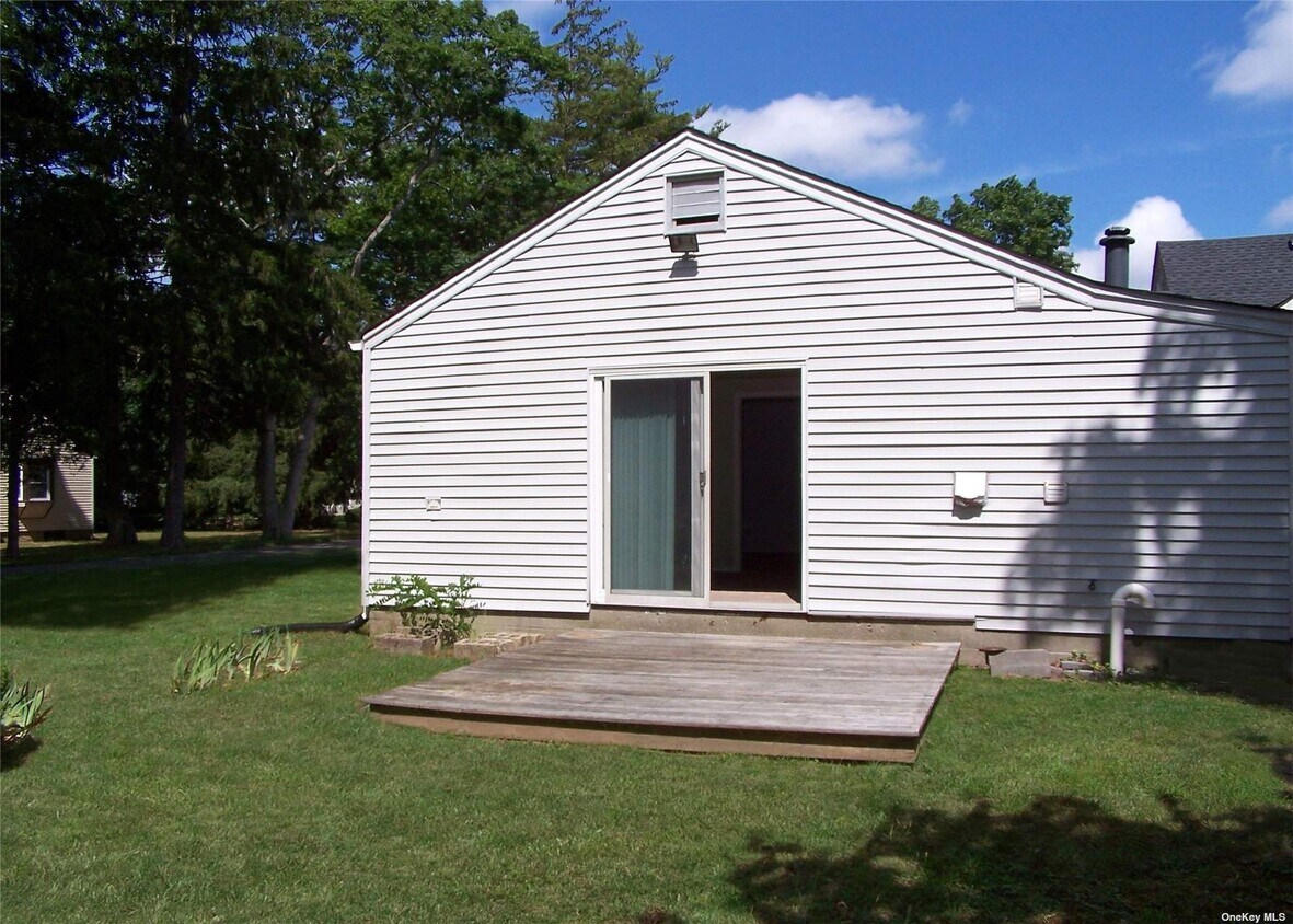 38 Oak St, Centereach, NY 11720 House Rental in Centereach, NY
