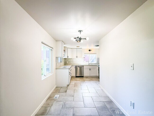 Foto del edificio - Beautiful newly remodeled 3 bed/2 bath home! Walking distance to Northgate Lightrail!