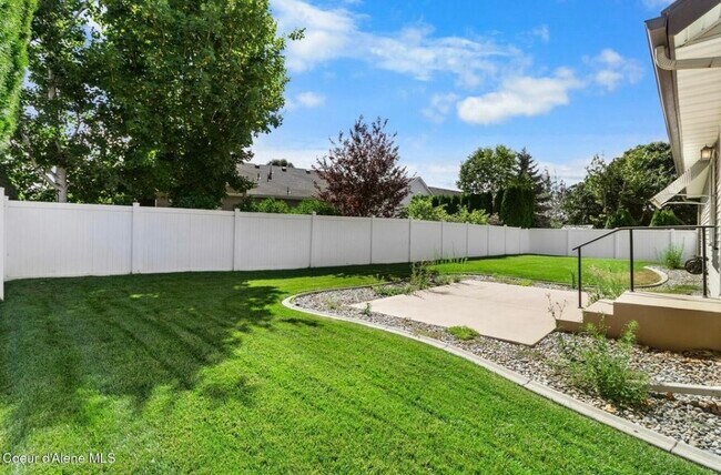Foto del edificio - 8182 N Brookside Dr