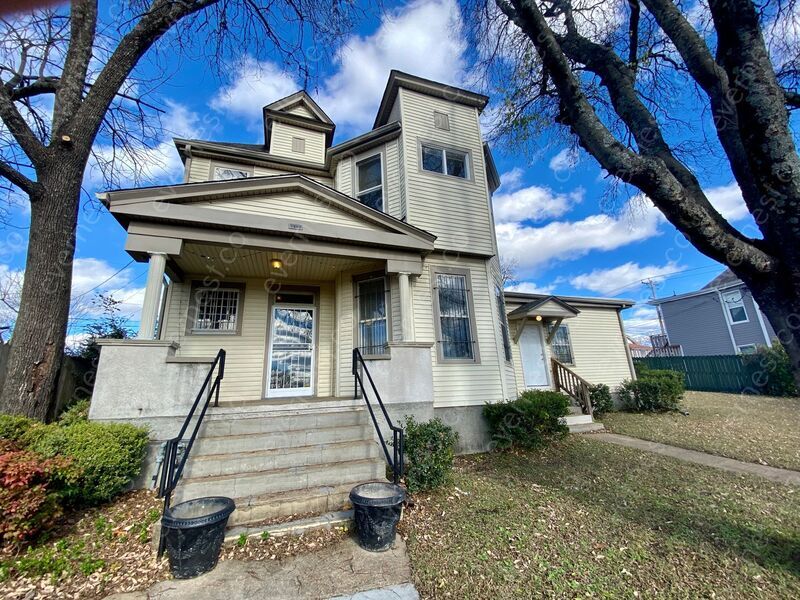 Primary Photo - 1911 McCallie Ave