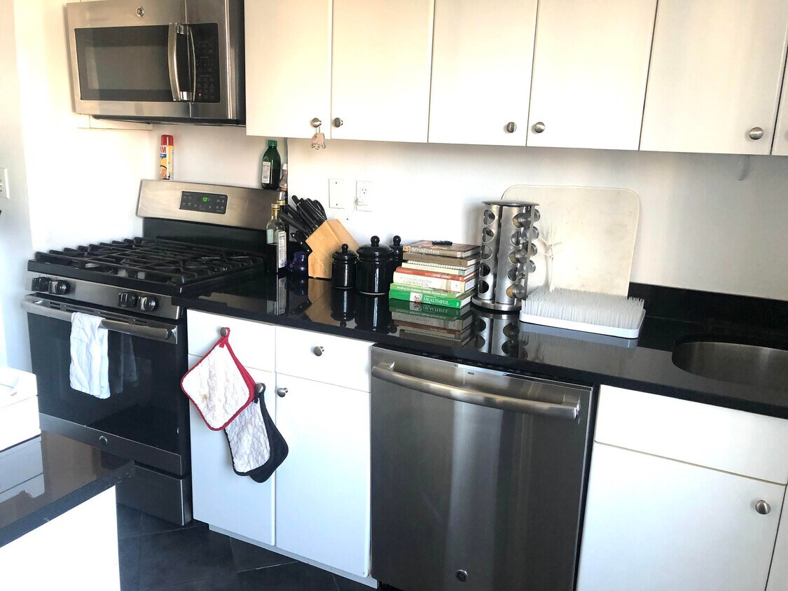 Foto principal - 200 E 64th St