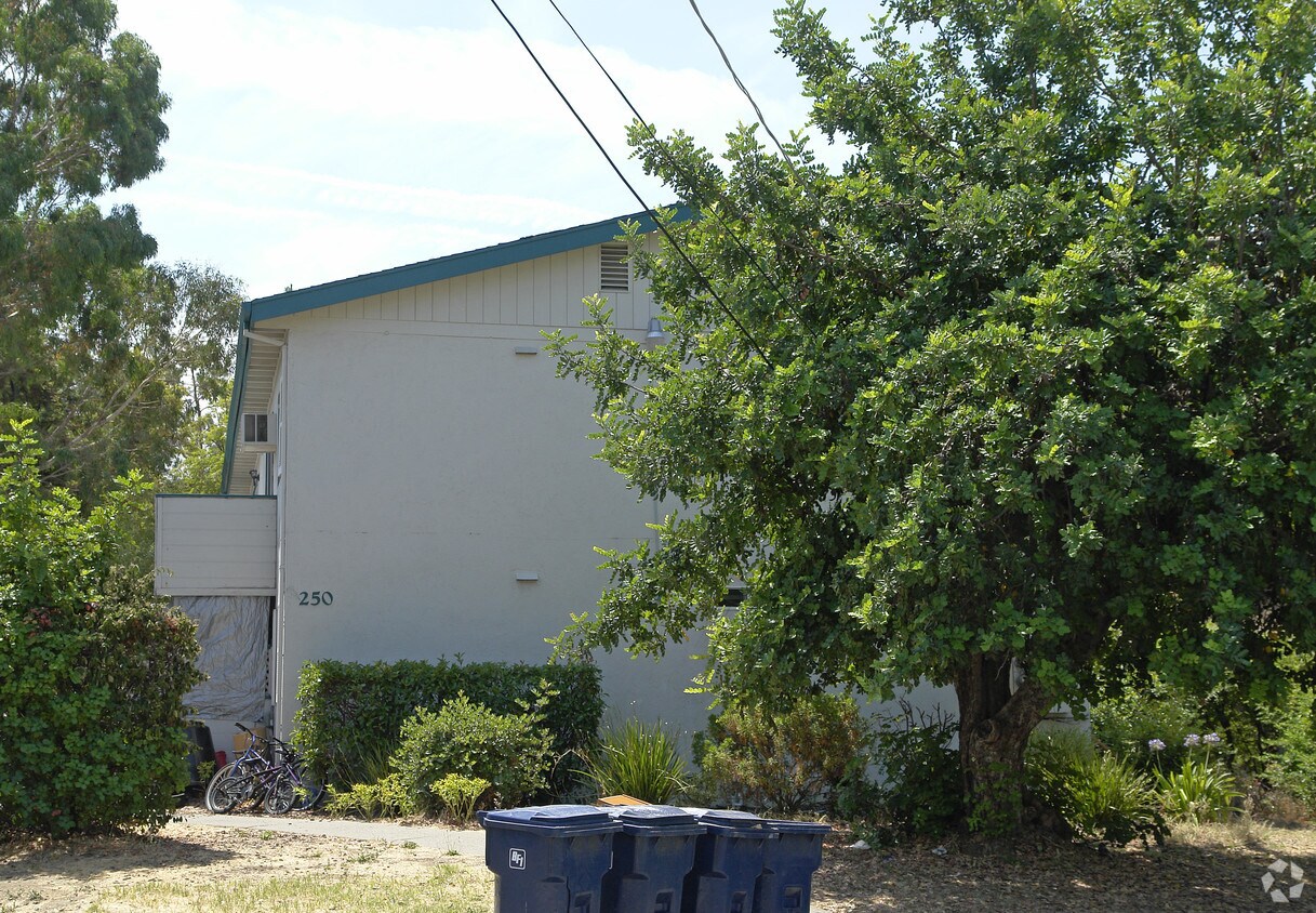 Foto del edificio - 250 Arana Dr
