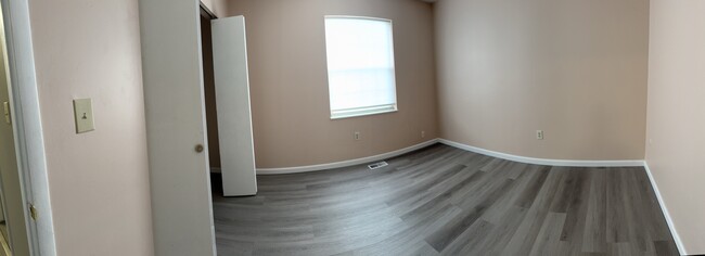 Building Photo - 5611 Chatford Dr