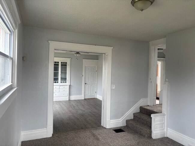 Foto del edificio - Charming 5-Bedroom Property in Prime Location