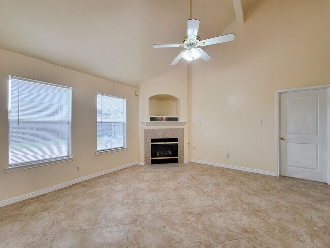 Foto del edificio - NICE CLEAN HOME. FORMAL LIVING DINING , DEN, BIG KITCHEN WITH BRAKFAST ROOM. TILE FLOOR IN KITCHE...