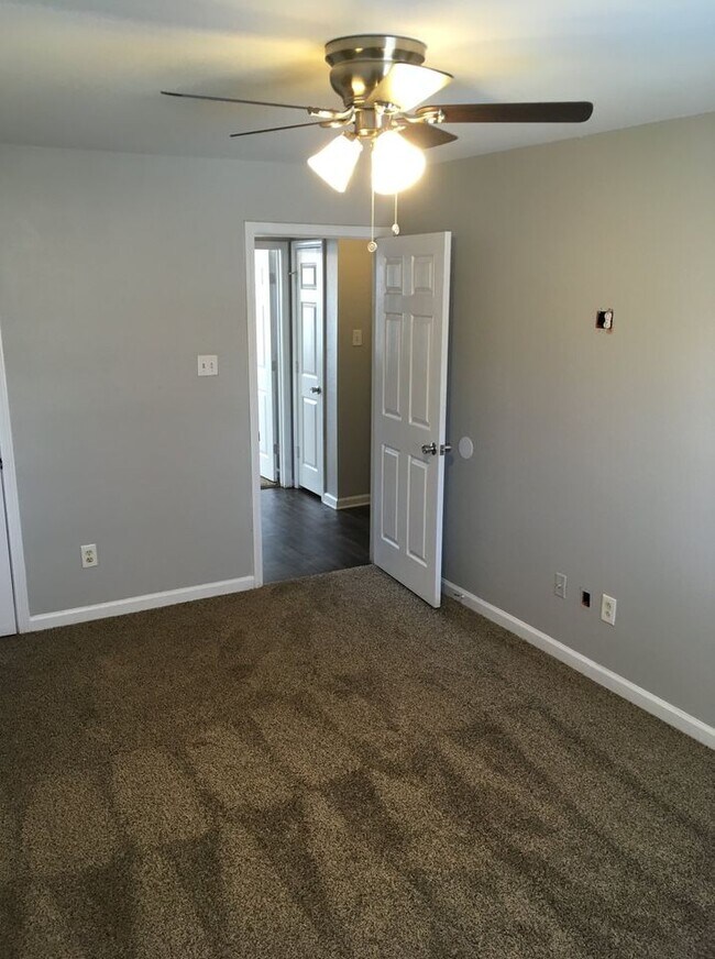 Building Photo - 615 Chickadee Dr