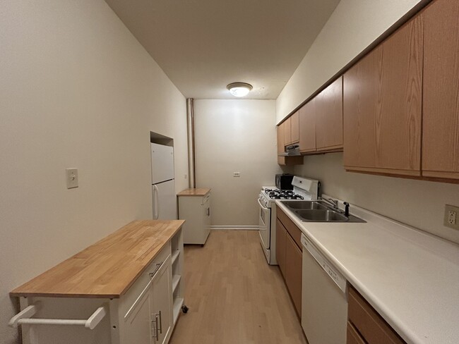Building Photo - 2554 W Eastwood Ave